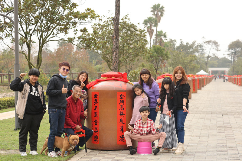 退除役酒甕上揮毫 金門新春文化亮點