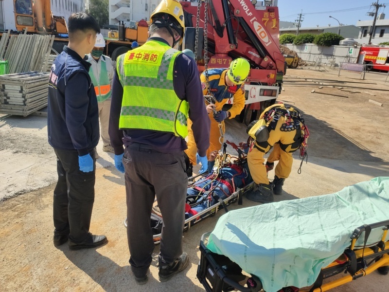 台中市綁鐵條工人摔落3公尺高鷹架 送醫救治