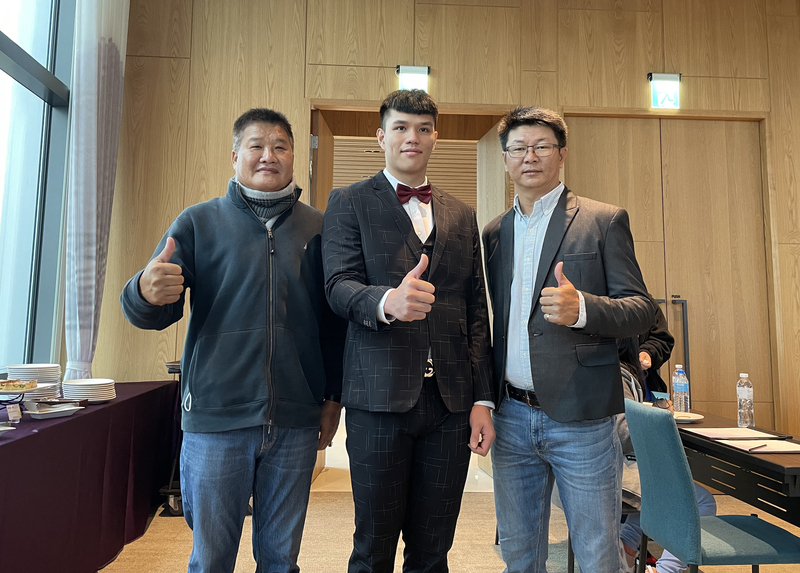 潘文輝下苦心修控球終圓旅美夢 周宗志：與有榮焉