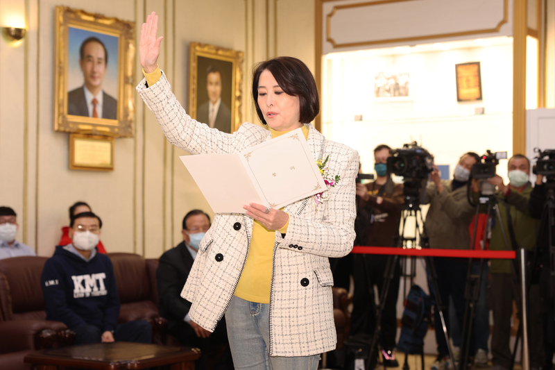 王鴻薇宣誓就職立委 期許趕快就戰鬥位置