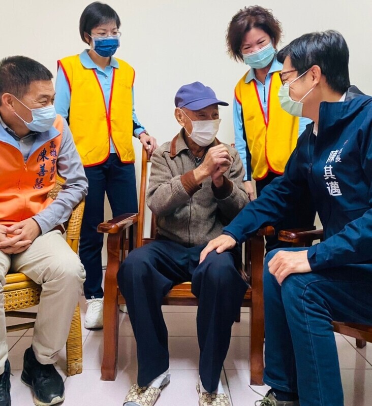 陳其邁向獨居長輩拜年 親送禮盒紅包歡喜過好年