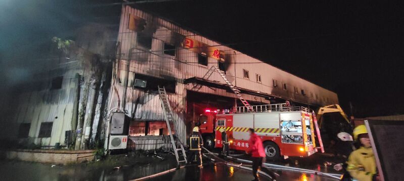苗栗造橋回收廠暗夜大火 臥床老翁葬身火窟