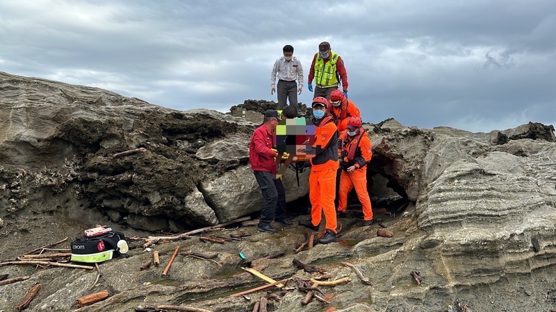 豐濱石梯坪礁岩區採海菜風浪大不慎落水 6旬婦溺斃