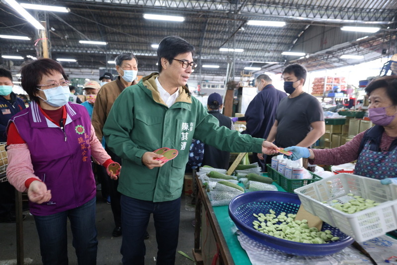 春節前陳其邁視察果菜市場 確認供應量足價穩