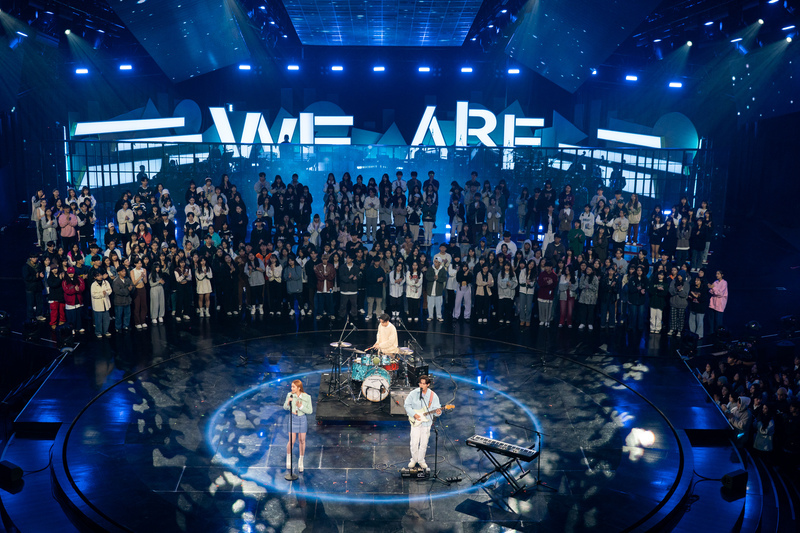 告五人攜手千名學生共演 新歌首唱登WE ARE