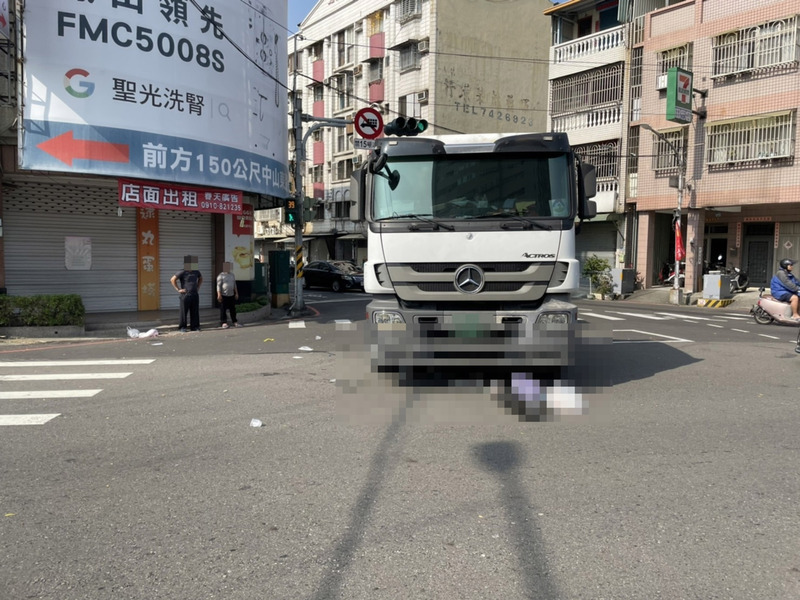 高雄鳳山死亡車禍 自行車騎士遭右轉曳引車輾過
