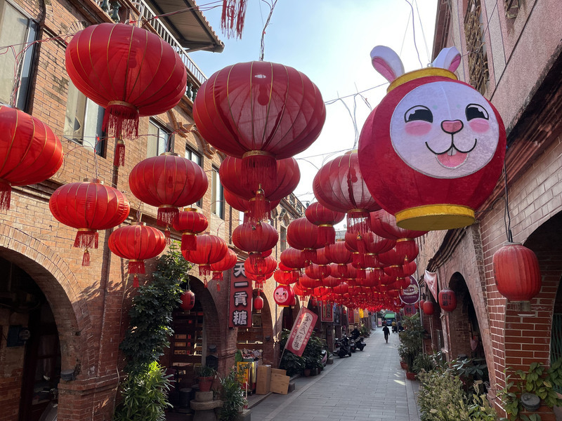 金門模範街大紅燈籠高高掛 濃濃年味登場