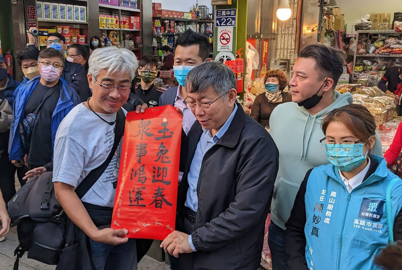 柯文哲高雄拜早年 談總統大選民調：認真做就好