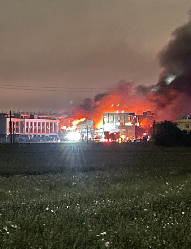 伸港鐵皮工廠大火 彰化消防局出動27車搶救