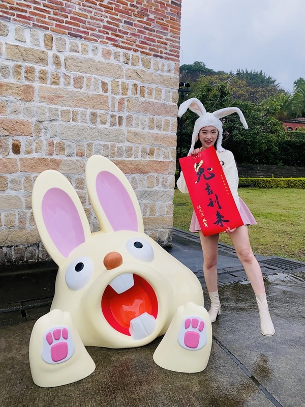 淡水海關碼頭最新打卡點 洋樓前冒出巨兔超吸睛
