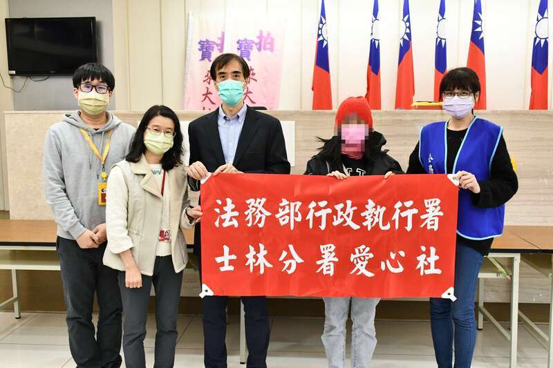 單親媽媽欠費遭移送執行 士林分署送暖給希望