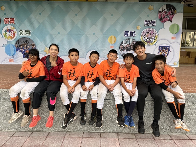 超級王牌百萬築夢計畫 許淑淨送偏鄉童發球機