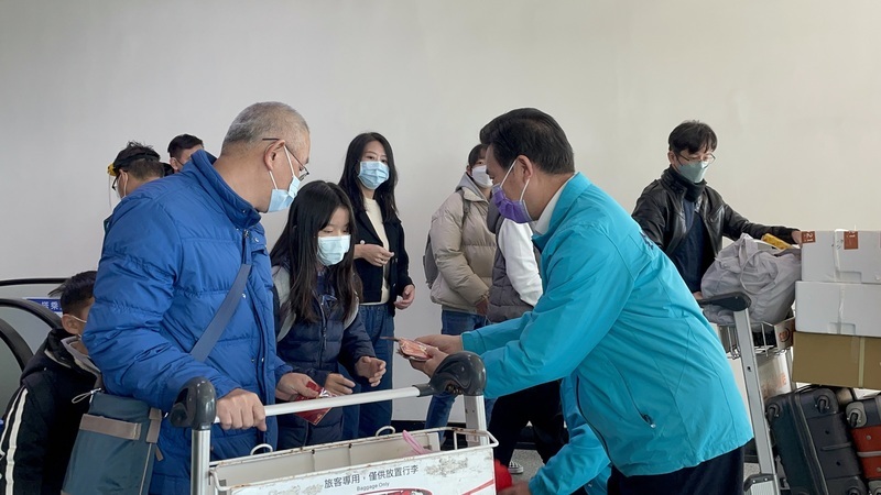 台金春運首日 陳福海赴尚義機場迎返鄉民眾