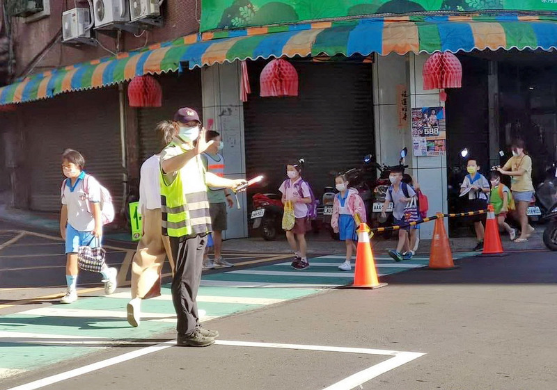 導護志工守護學生安全 張民健22年風雨無阻