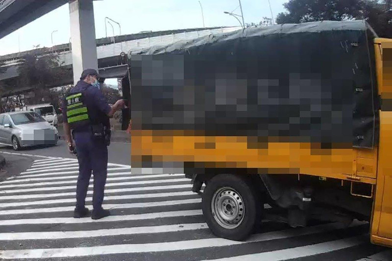 男通緝犯躲貨車帆布棚 遭警逮捕歸案