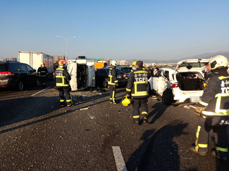 台74線台中太平段6車追撞 6人受傷送醫