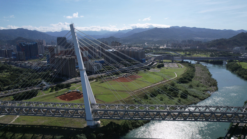 安坑輕軌工程艱辛還曾打破污水管 安心橋成地標