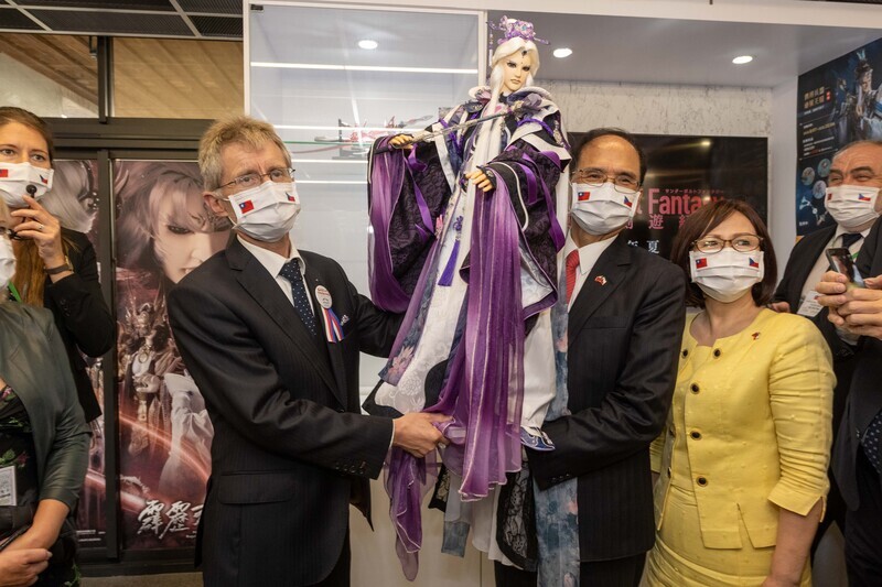 游錫堃國會外交出擊 紀念議事槌當贈禮