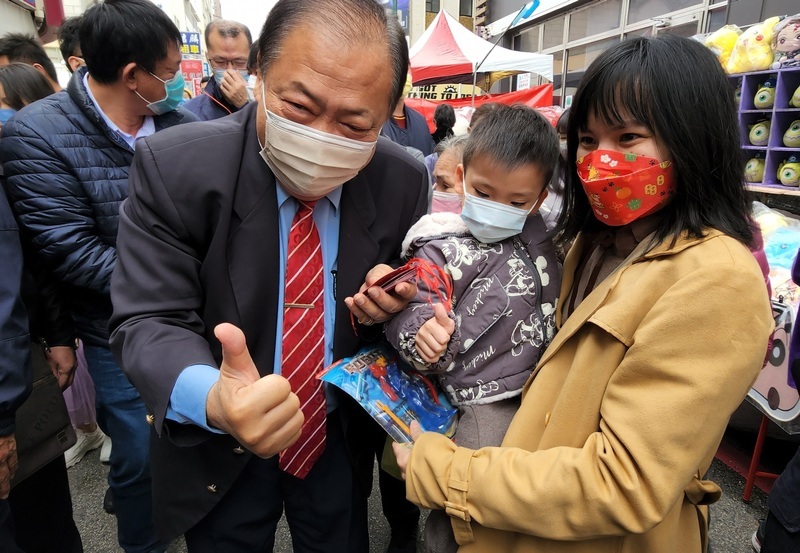 馬公城隍廟一條街市集春節重啟 陳光復福袋搶手