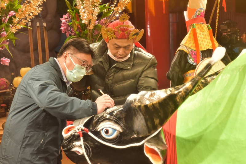 台南市定民俗迎春牛開光 踩街嘉年華2月4日登場