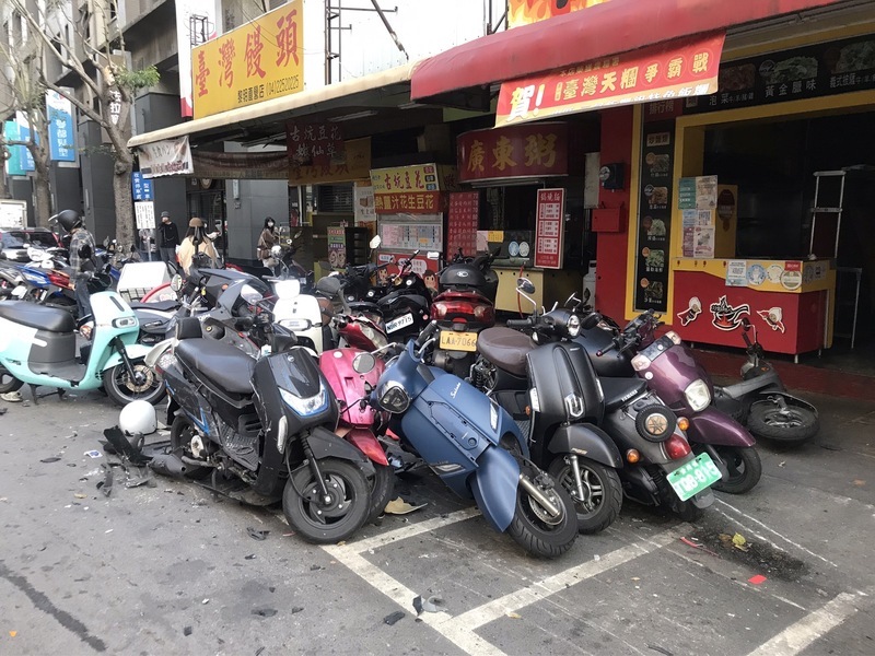 男子開車暈眩先後撞19輛汽機車 1騎士受傷