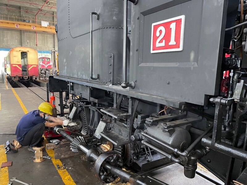 阿里山蒸汽火車修復 遊客體驗老火車頭運轉魅力