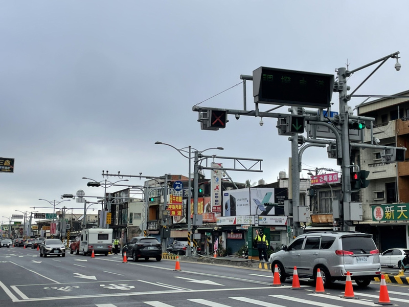 屏東水底寮雙向車流逾2萬輛次 機動調撥車道因應