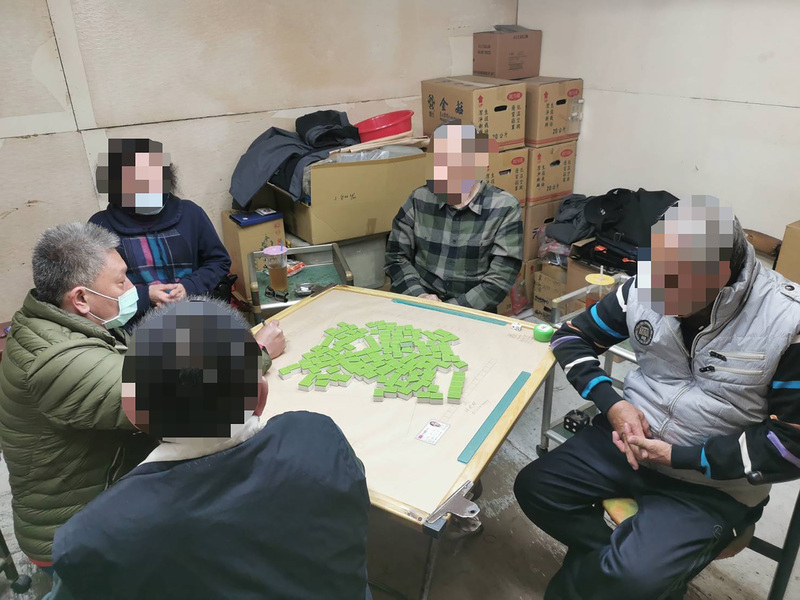 小北夜市土地公廟傳搓牌聲 南警破獲賭場逮15人