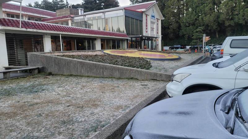 零下低溫福壽山農場車子樹葉結霜 成浪漫白色世界