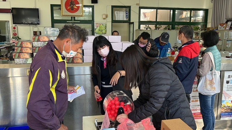 彰化大城鄉農會辦抽獎活動 民眾開工試手氣