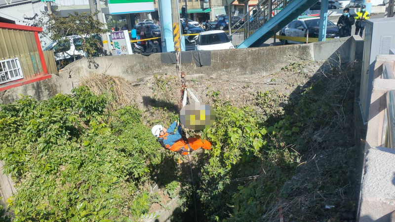 女子餐後墜12.5公尺深溝 警消吊掛救援仍不治
