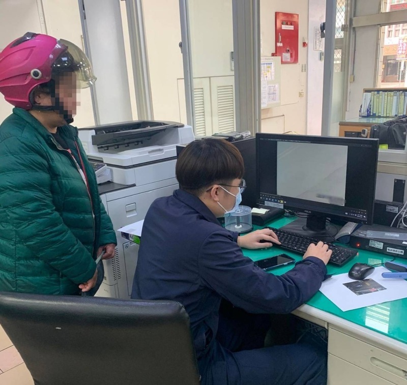 婦人撿到13萬餘元送交派出所 大園警助物歸原主