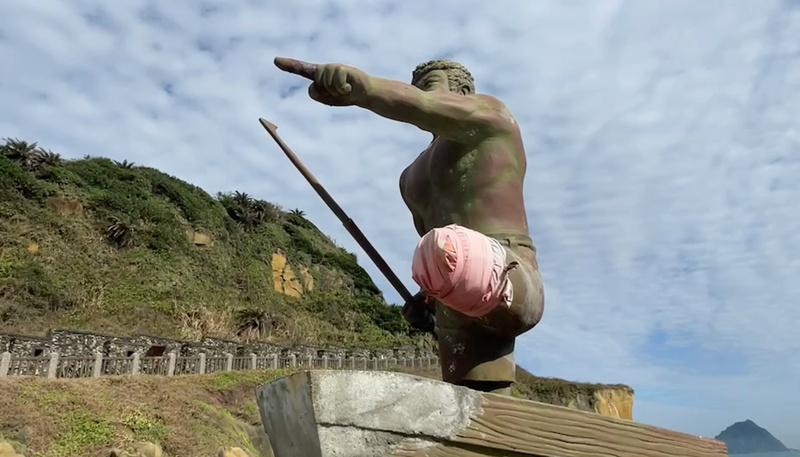 和平島公園慰靈碑雕像小腿斷裂 暫以紅布條包裹