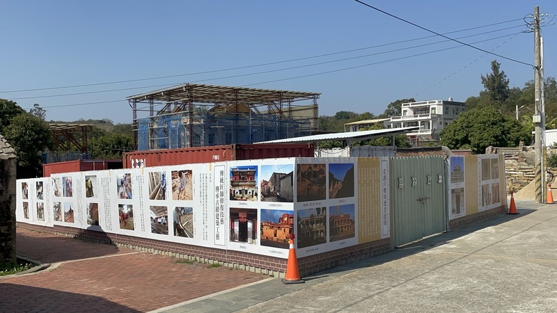 金門董允耀洋樓修復 施工圍籬宛如匠藝博物館