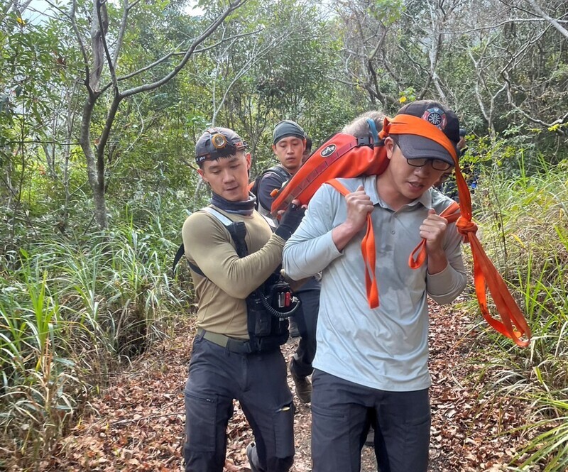 男爬井步山無生命跡象 警消接力抬人下山