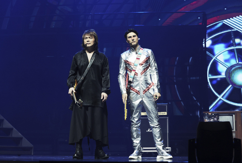 伍佰「成功之路」開演 重要角色致敬經典布袋戲