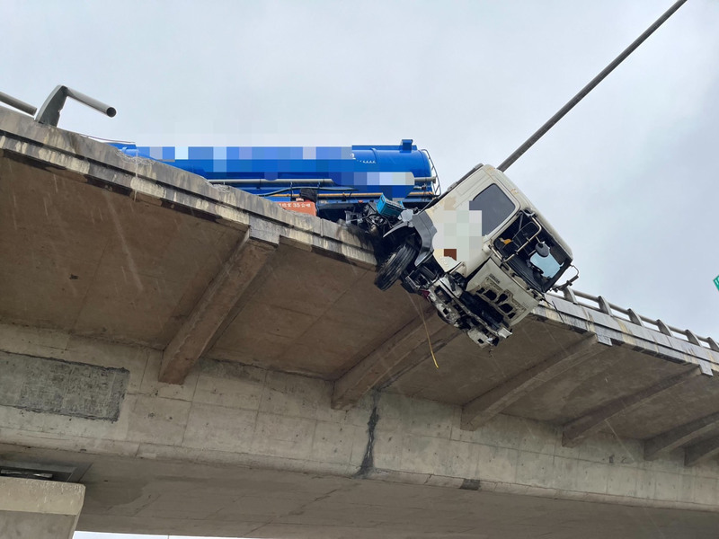 台61線聯結車衝撞護欄懸空 司機摔落地面不治