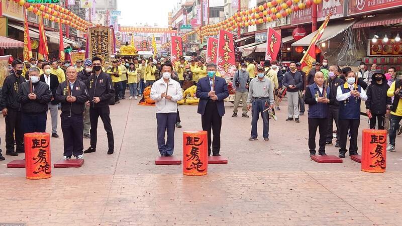 新港媽祖元宵出巡 柯文哲翁章梁同點起馬炮
