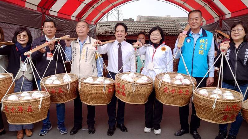 參與雲林吃飯擔 賴副總統向五年千歲祈求疫情平息