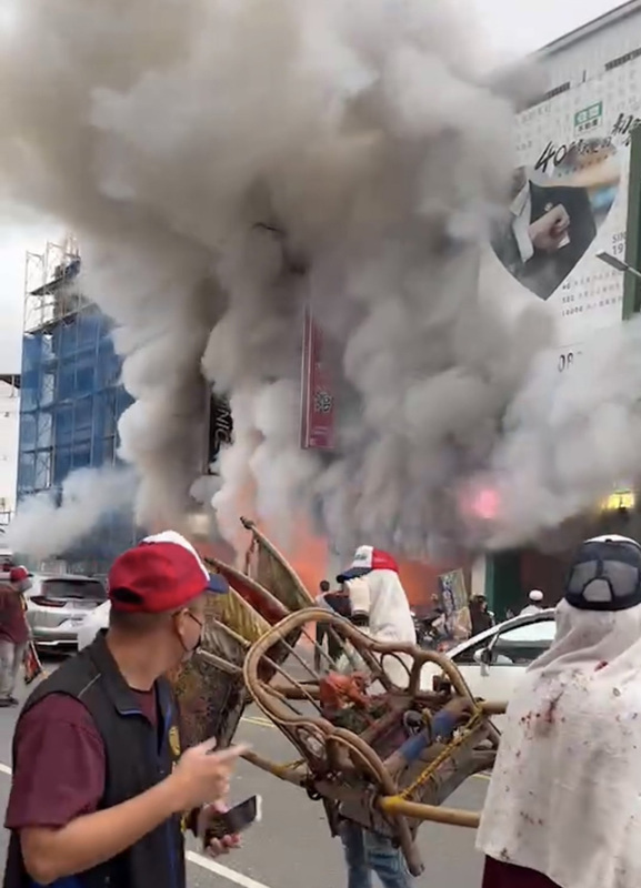 台東元宵遶境臨時壇擺置鞭炮突爆炸 老翁臉遭灼傷
