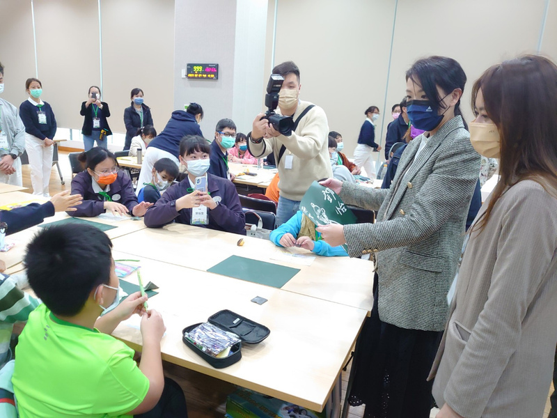 工研院公益綠能科技體驗營 弱勢童親手作太陽能車