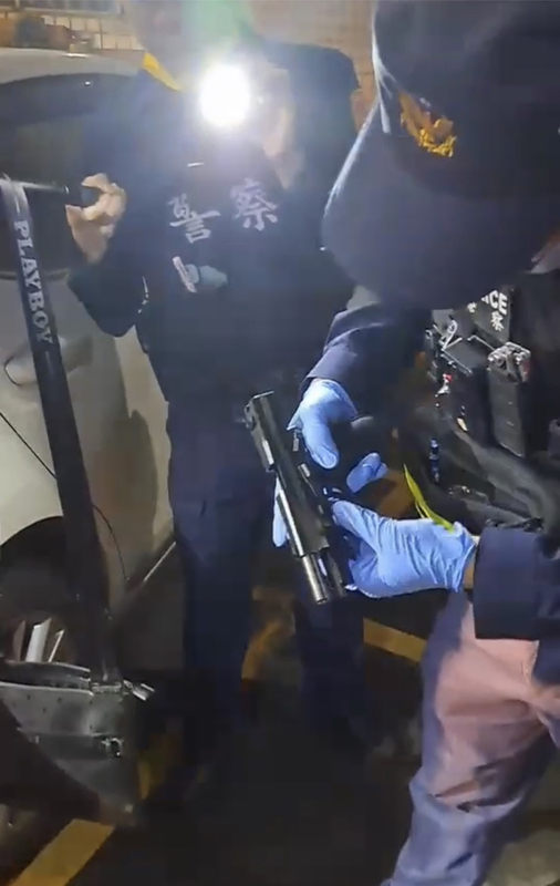 男子見警就逃 汐止警2分鐘逮酒駕犯並起獲手槍