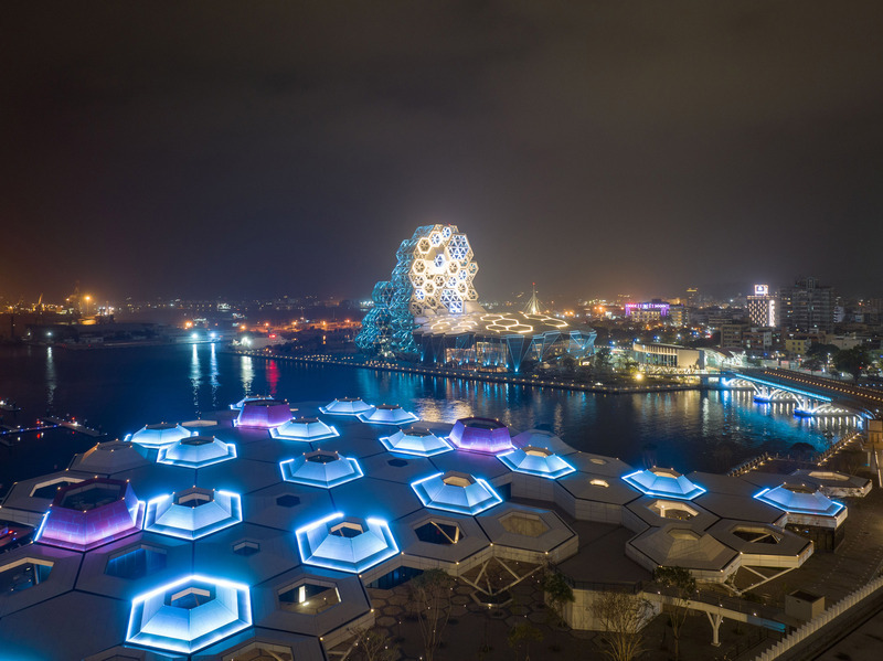 為土耳其祈求平安 高雄愛河沿岸點亮一片藍光