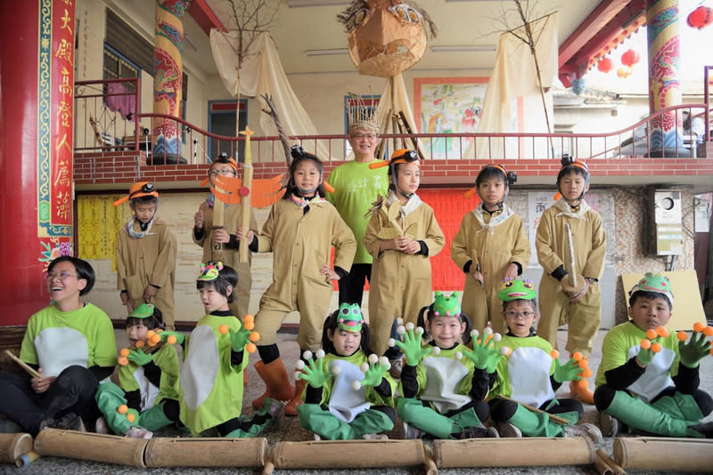 溪口老少共演「雨怪溪落去」 看戲拿手電筒幫打光