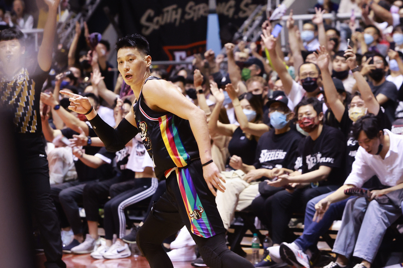 家人陪在身邊還到場觀戰 林書豪感覺像作夢