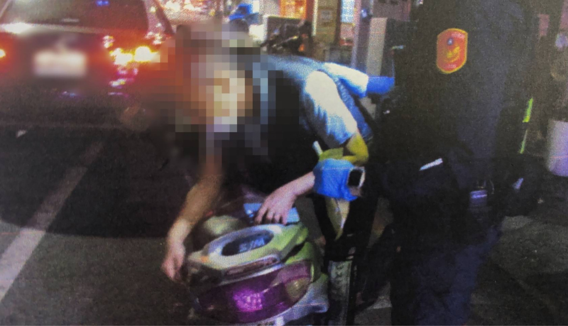 男攜毒騎車講手機要過情人節 遭警攔檢露馬腳