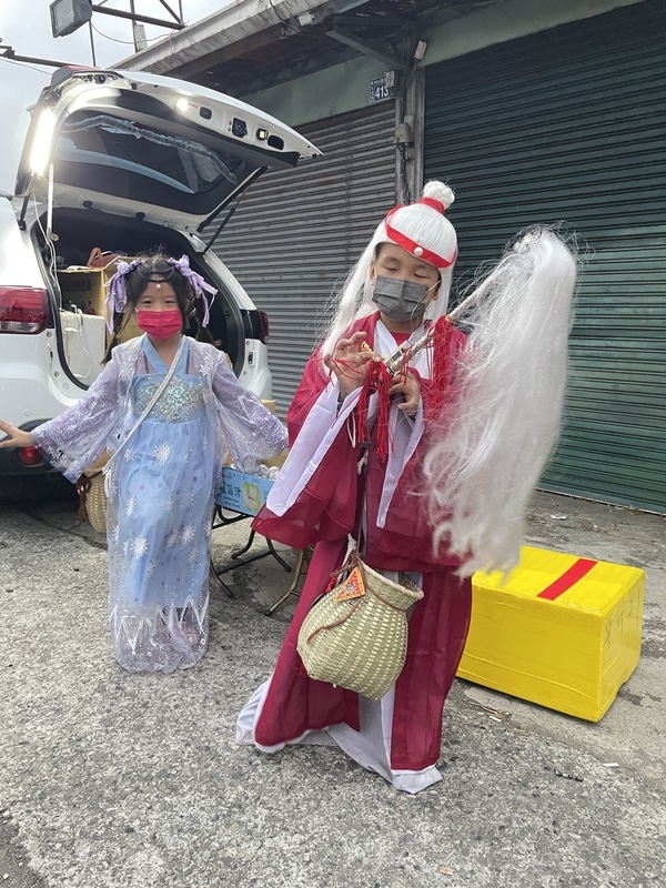 白沙屯媽祖駐駕彰縣府 小朋友扮月下老人分送紅線