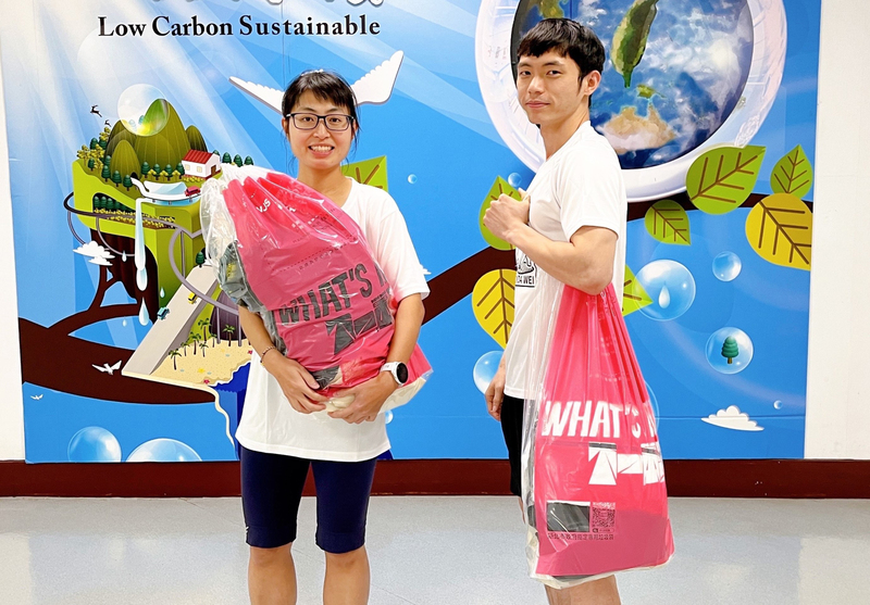 萬金石馬拉松顧環保 新北專用垃圾袋變身衣保袋