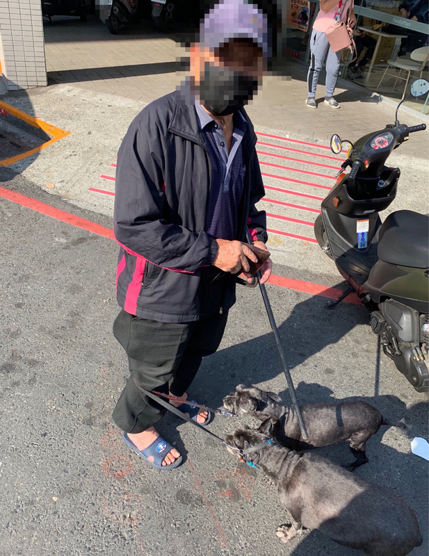 老翁牽愛犬偷狗罐頭 稱手頭緊仍想給最好的