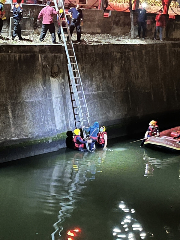 越籍女酒駕肇事出奇招 滑入愛河泡水逃避酒測